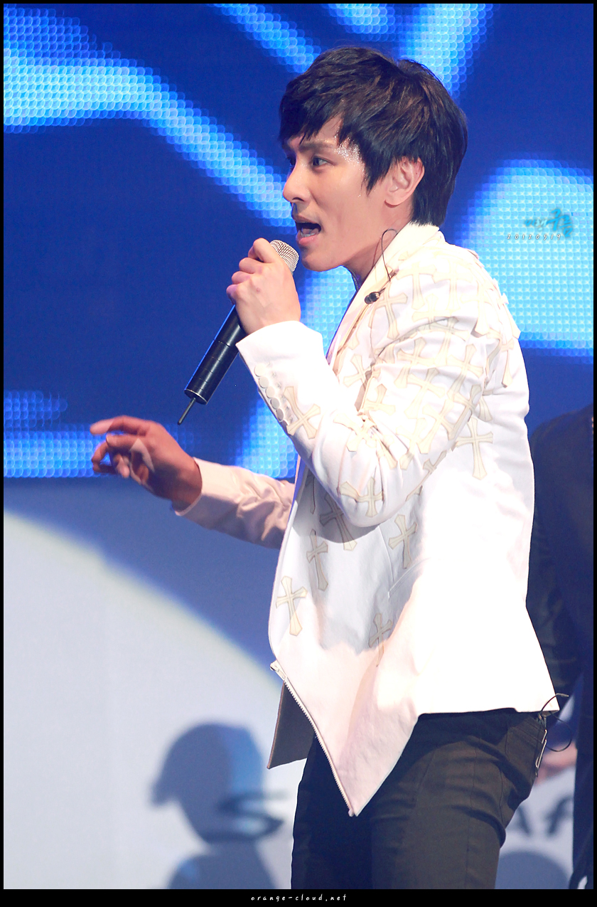 [20.5.12][Pics] Shinhwa @ Santaferuncert concert 120519_1_%2830%29